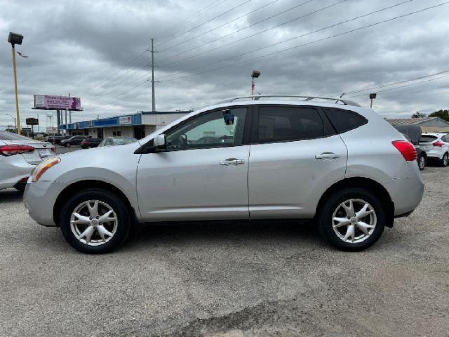 2010 SILVER Nissan Rogue SL 2WD (JN8AS5MT4AW) with an 2.5L L4 DOHC 16V engine, Continuously Variabl transmission, located at 2715 W Pioneer Pkwy, Arlington, TX, 76013, (817) 265-9009, 32.710262, -97.153236 - Photo#2