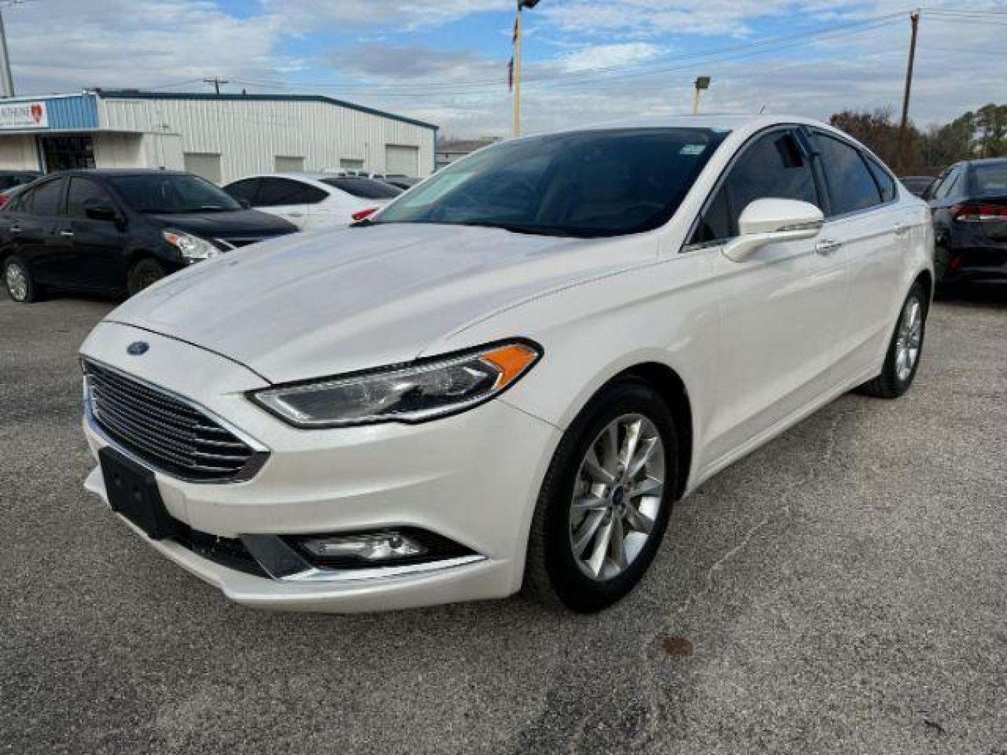 2017 WHITE Ford Fusion SE (3FA6P0HD6HR) with an 1.5L L4 DOHC 16V engine, 6-Speed Automatic transmission, located at 2715 W Pioneer Pkwy, Arlington, TX, 76013, (817) 265-9009, 32.710262, -97.153236 - Photo#4