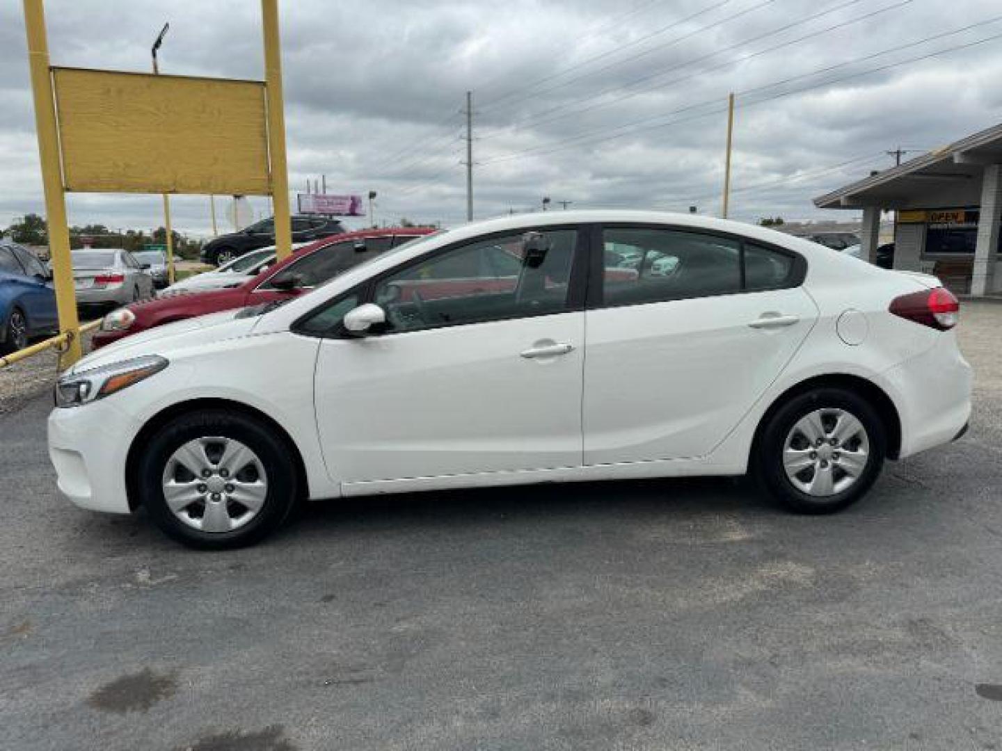 2018 WHITE Kia Forte LX 6A (3KPFK4A74JE) with an 2.0L L4 DOHC 16V engine, 6-Speed Automatic transmission, located at 2715 W Pioneer Pkwy, Arlington, TX, 76013, (817) 265-9009, 32.710262, -97.153236 - Photo#1