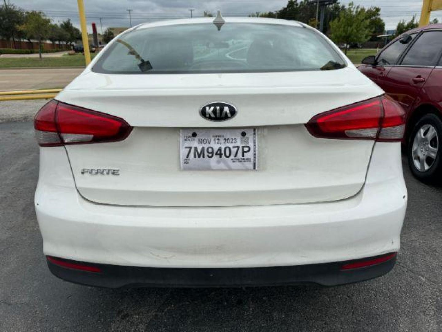 2018 WHITE Kia Forte LX 6A (3KPFK4A74JE) with an 2.0L L4 DOHC 16V engine, 6-Speed Automatic transmission, located at 2715 W Pioneer Pkwy, Arlington, TX, 76013, (817) 265-9009, 32.710262, -97.153236 - Photo#6