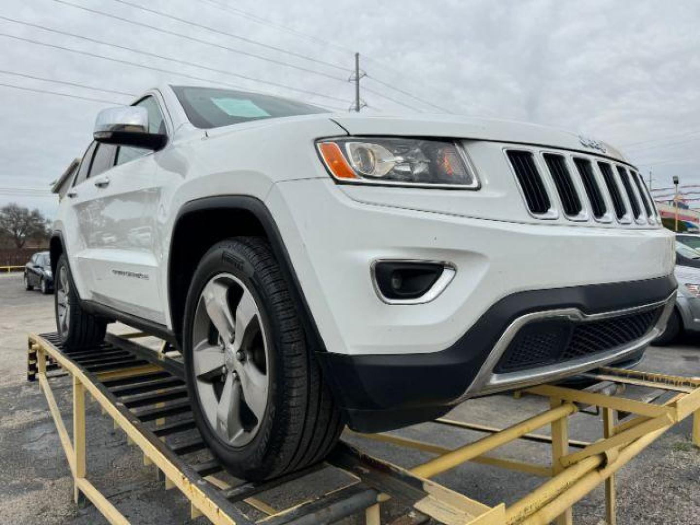 2016 WHITE Jeep Grand Cherokee Limited 2WD (1C4RJEBG1GC) with an 3.6L V6 DOHC 24V engine, 8-Speed Automatic transmission, located at 2715 W Pioneer Pkwy, Arlington, TX, 76013, (817) 265-9009, 32.710262, -97.153236 - Photo#4