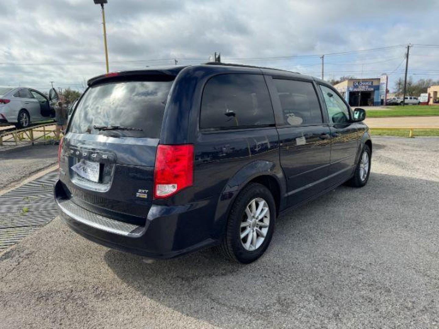 2016 BLUE Dodge Grand Caravan SXT (2C4RDGCG6GR) with an 3.6L V6 DOHC 24V engine, 6-Speed Automatic transmission, located at 2715 W Pioneer Pkwy, Arlington, TX, 76013, (817) 265-9009, 32.710262, -97.153236 - Photo#7