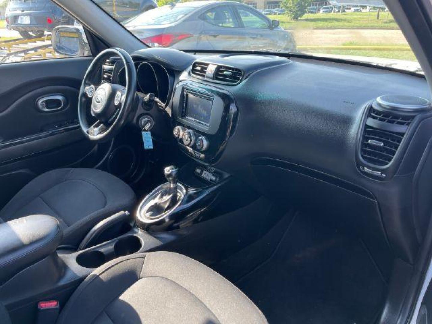 2015 WHITE Kia Soul ! (KNDJX3A54F7) with an 2.0L L4 DOHC 16V engine, 6-Speed Automatic transmission, located at 2715 W Pioneer Pkwy, Arlington, TX, 76013, (817) 265-9009, 32.710262, -97.153236 - Photo#13