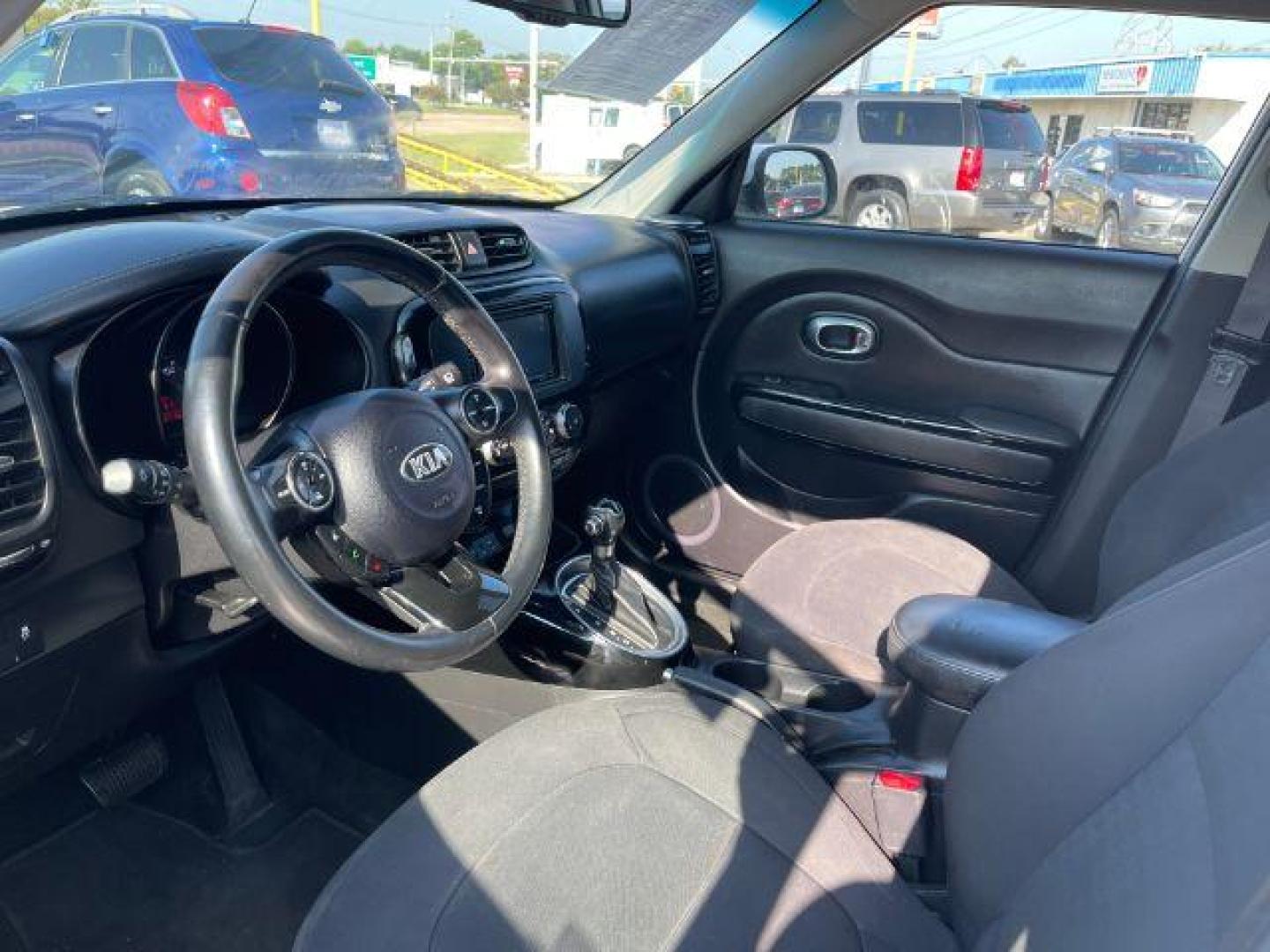 2015 WHITE Kia Soul ! (KNDJX3A54F7) with an 2.0L L4 DOHC 16V engine, 6-Speed Automatic transmission, located at 2715 W Pioneer Pkwy, Arlington, TX, 76013, (817) 265-9009, 32.710262, -97.153236 - Photo#14