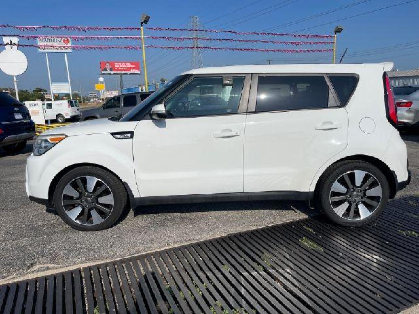 2015 WHITE Kia Soul ! (KNDJX3A54F7) with an 2.0L L4 DOHC 16V engine, 6-Speed Automatic transmission, located at 2715 W Pioneer Pkwy, Arlington, TX, 76013, (817) 265-9009, 32.710262, -97.153236 - Photo#1