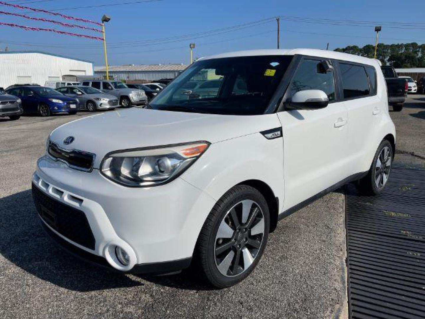 2015 WHITE Kia Soul ! (KNDJX3A54F7) with an 2.0L L4 DOHC 16V engine, 6-Speed Automatic transmission, located at 2715 W Pioneer Pkwy, Arlington, TX, 76013, (817) 265-9009, 32.710262, -97.153236 - Photo#2