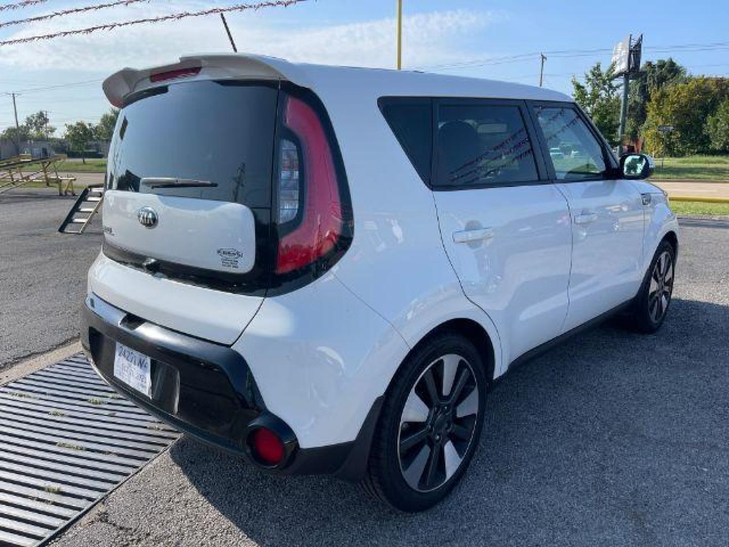 2015 WHITE Kia Soul ! (KNDJX3A54F7) with an 2.0L L4 DOHC 16V engine, 6-Speed Automatic transmission, located at 2715 W Pioneer Pkwy, Arlington, TX, 76013, (817) 265-9009, 32.710262, -97.153236 - Photo#5