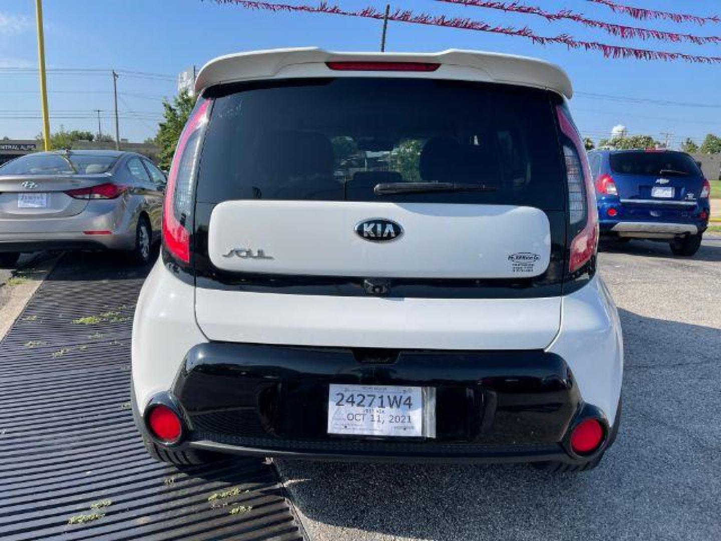 2015 WHITE Kia Soul ! (KNDJX3A54F7) with an 2.0L L4 DOHC 16V engine, 6-Speed Automatic transmission, located at 2715 W Pioneer Pkwy, Arlington, TX, 76013, (817) 265-9009, 32.710262, -97.153236 - Photo#6