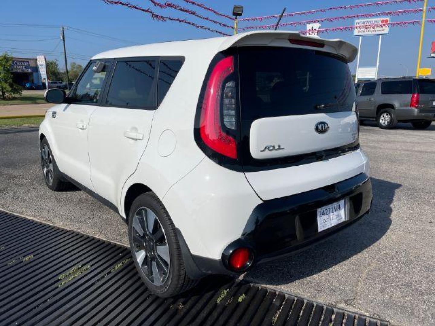 2015 WHITE Kia Soul ! (KNDJX3A54F7) with an 2.0L L4 DOHC 16V engine, 6-Speed Automatic transmission, located at 2715 W Pioneer Pkwy, Arlington, TX, 76013, (817) 265-9009, 32.710262, -97.153236 - Photo#7