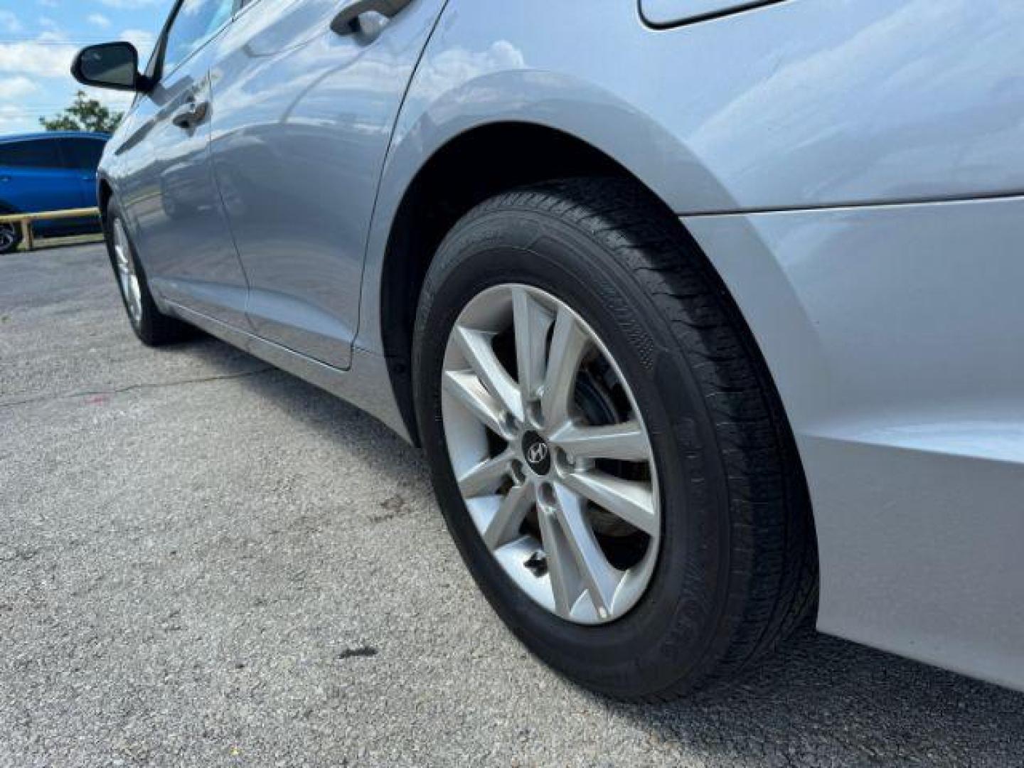 2017 SILVER Hyundai Sonata SE (5NPE24AF9HH) with an 2.4L L4 DOHC 16V engine, 7-Speed Automatic transmission, located at 2715 W Pioneer Pkwy, Arlington, TX, 76013, (817) 265-9009, 32.710262, -97.153236 - Photo#9