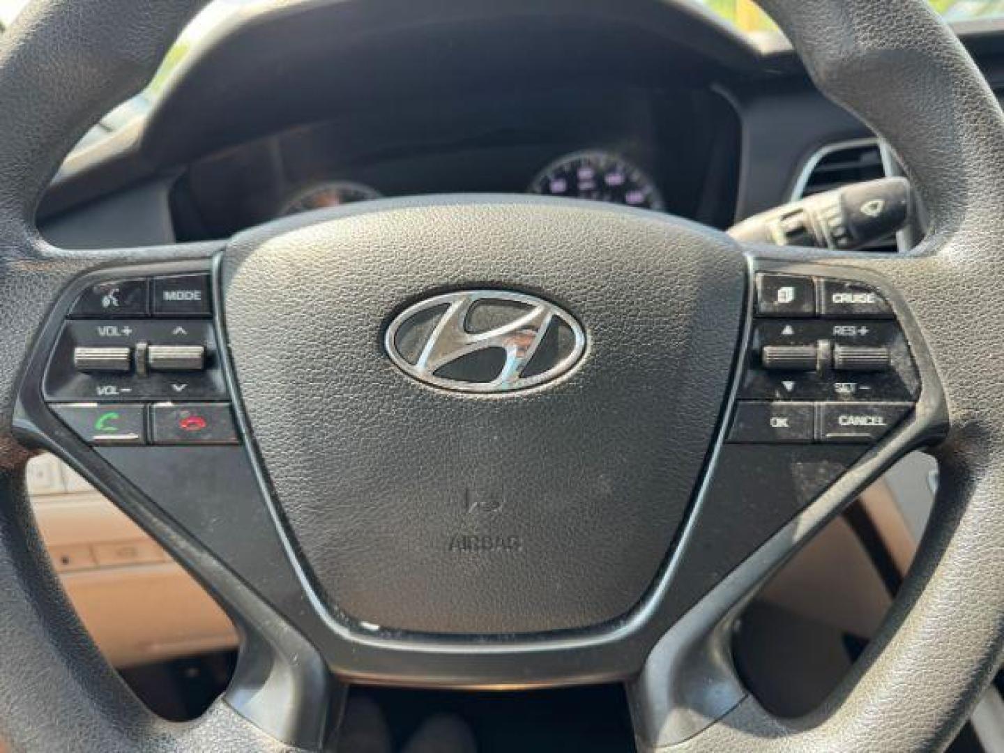 2017 SILVER Hyundai Sonata SE (5NPE24AF9HH) with an 2.4L L4 DOHC 16V engine, 7-Speed Automatic transmission, located at 2715 W Pioneer Pkwy, Arlington, TX, 76013, (817) 265-9009, 32.710262, -97.153236 - Photo#18