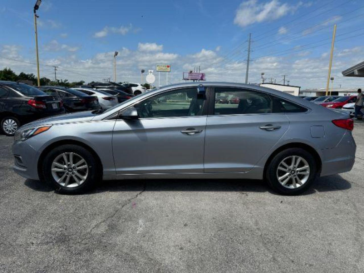 2017 SILVER Hyundai Sonata SE (5NPE24AF9HH) with an 2.4L L4 DOHC 16V engine, 7-Speed Automatic transmission, located at 2715 W Pioneer Pkwy, Arlington, TX, 76013, (817) 265-9009, 32.710262, -97.153236 - Photo#2