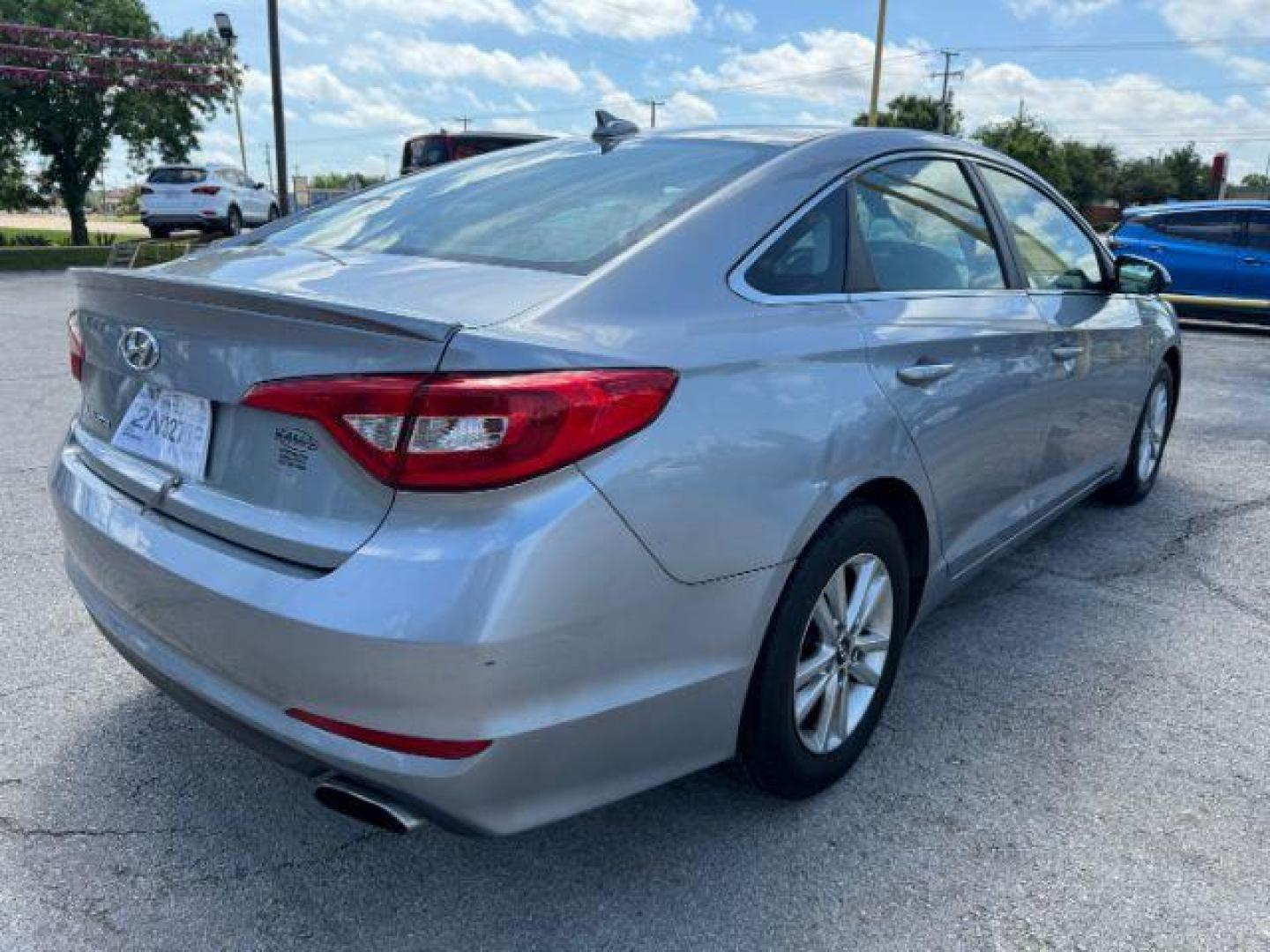 2017 SILVER Hyundai Sonata SE (5NPE24AF9HH) with an 2.4L L4 DOHC 16V engine, 7-Speed Automatic transmission, located at 2715 W Pioneer Pkwy, Arlington, TX, 76013, (817) 265-9009, 32.710262, -97.153236 - Photo#6