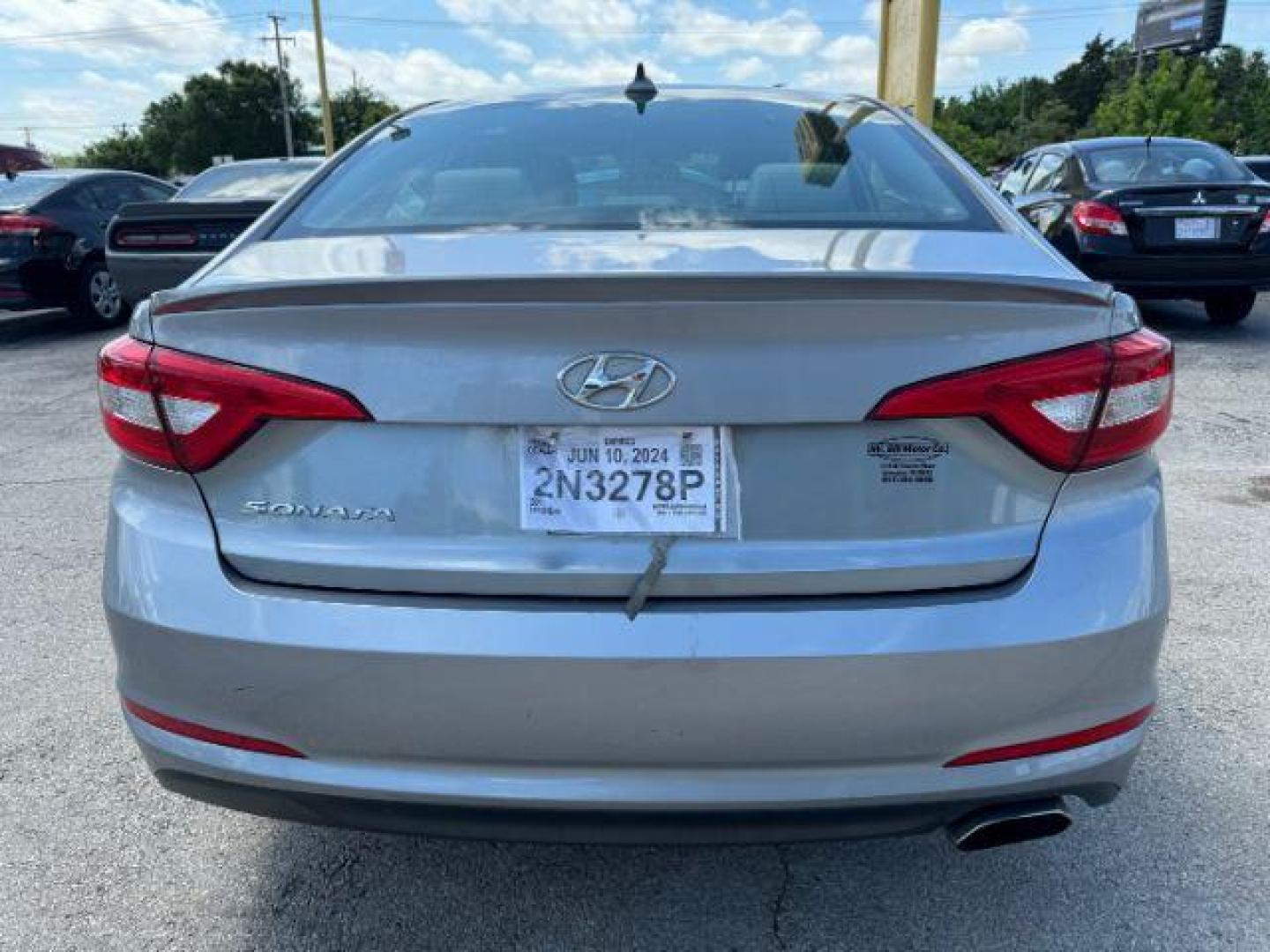 2017 SILVER Hyundai Sonata SE (5NPE24AF9HH) with an 2.4L L4 DOHC 16V engine, 7-Speed Automatic transmission, located at 2715 W Pioneer Pkwy, Arlington, TX, 76013, (817) 265-9009, 32.710262, -97.153236 - Photo#7