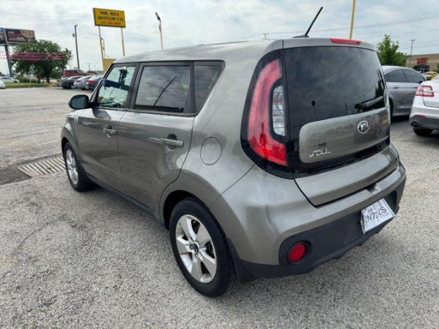 2018 GRAY Kia Soul Base 6A (KNDJN2A27J7) with an 1.6L L4 DOHC 16V engine, 6-Speed Automatic transmission, located at 2715 W Pioneer Pkwy, Arlington, TX, 76013, (817) 265-9009, 32.710262, -97.153236 - Photo#9