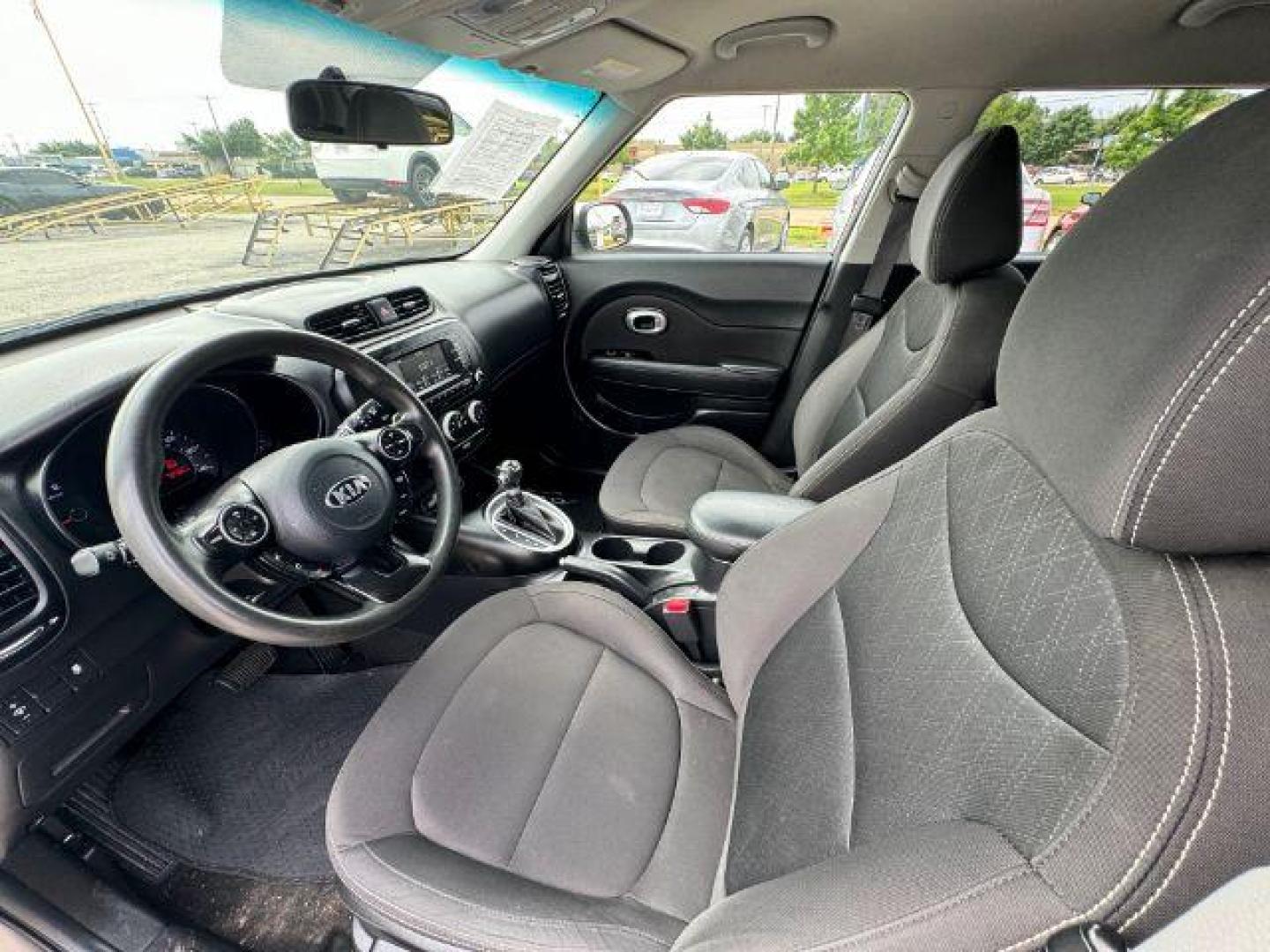 2018 GRAY Kia Soul Base 6A (KNDJN2A27J7) with an 1.6L L4 DOHC 16V engine, 6-Speed Automatic transmission, located at 2715 W Pioneer Pkwy, Arlington, TX, 76013, (817) 265-9009, 32.710262, -97.153236 - Photo#14