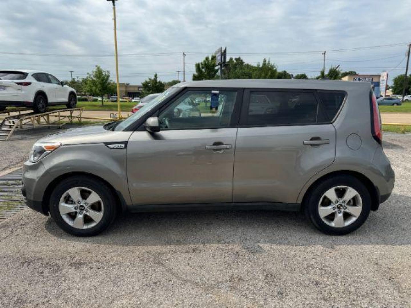 2018 GRAY Kia Soul Base 6A (KNDJN2A27J7) with an 1.6L L4 DOHC 16V engine, 6-Speed Automatic transmission, located at 2715 W Pioneer Pkwy, Arlington, TX, 76013, (817) 265-9009, 32.710262, -97.153236 - Photo#2