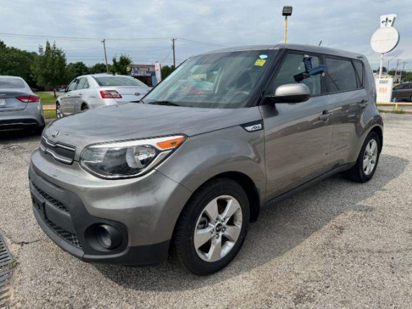 2018 GRAY Kia Soul Base 6A (KNDJN2A27J7) with an 1.6L L4 DOHC 16V engine, 6-Speed Automatic transmission, located at 2715 W Pioneer Pkwy, Arlington, TX, 76013, (817) 265-9009, 32.710262, -97.153236 - Photo#3