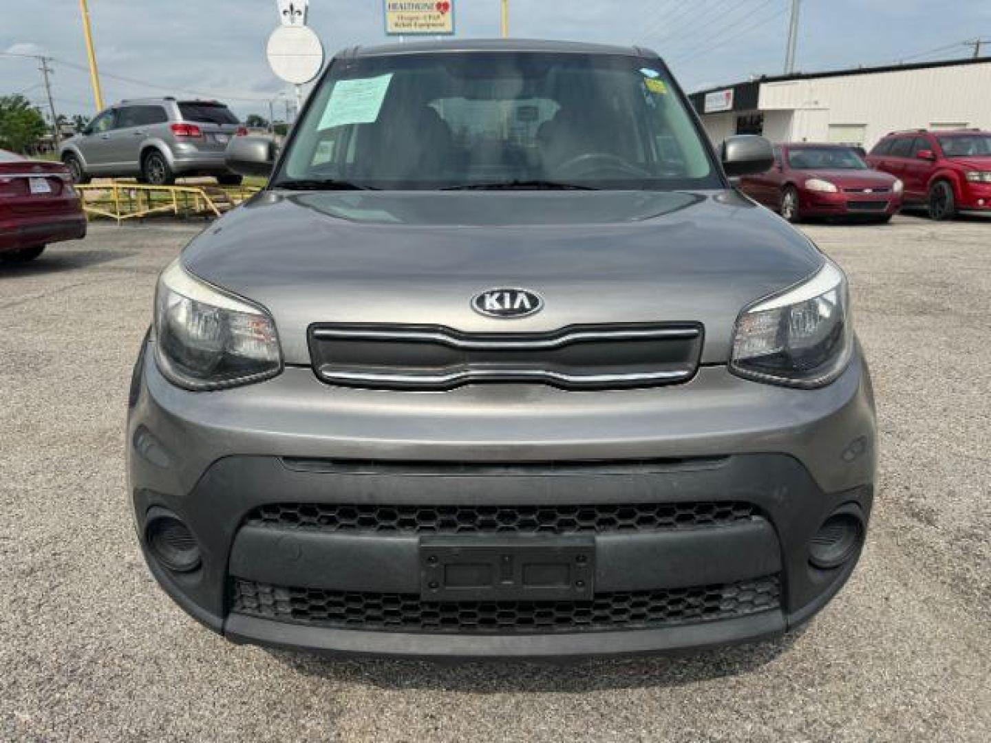 2018 GRAY Kia Soul Base 6A (KNDJN2A27J7) with an 1.6L L4 DOHC 16V engine, 6-Speed Automatic transmission, located at 2715 W Pioneer Pkwy, Arlington, TX, 76013, (817) 265-9009, 32.710262, -97.153236 - Photo#4