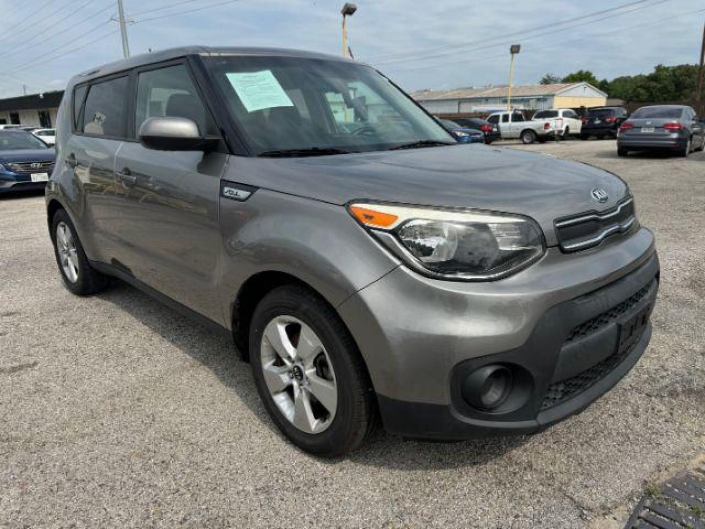 2018 GRAY Kia Soul Base 6A (KNDJN2A27J7) with an 1.6L L4 DOHC 16V engine, 6-Speed Automatic transmission, located at 2715 W Pioneer Pkwy, Arlington, TX, 76013, (817) 265-9009, 32.710262, -97.153236 - Photo#5