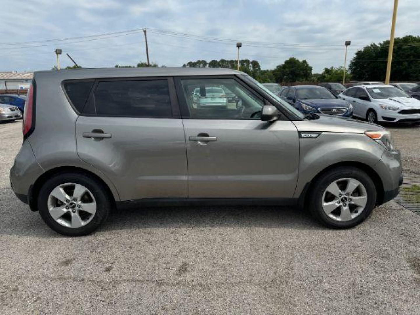 2018 GRAY Kia Soul Base 6A (KNDJN2A27J7) with an 1.6L L4 DOHC 16V engine, 6-Speed Automatic transmission, located at 2715 W Pioneer Pkwy, Arlington, TX, 76013, (817) 265-9009, 32.710262, -97.153236 - Photo#6