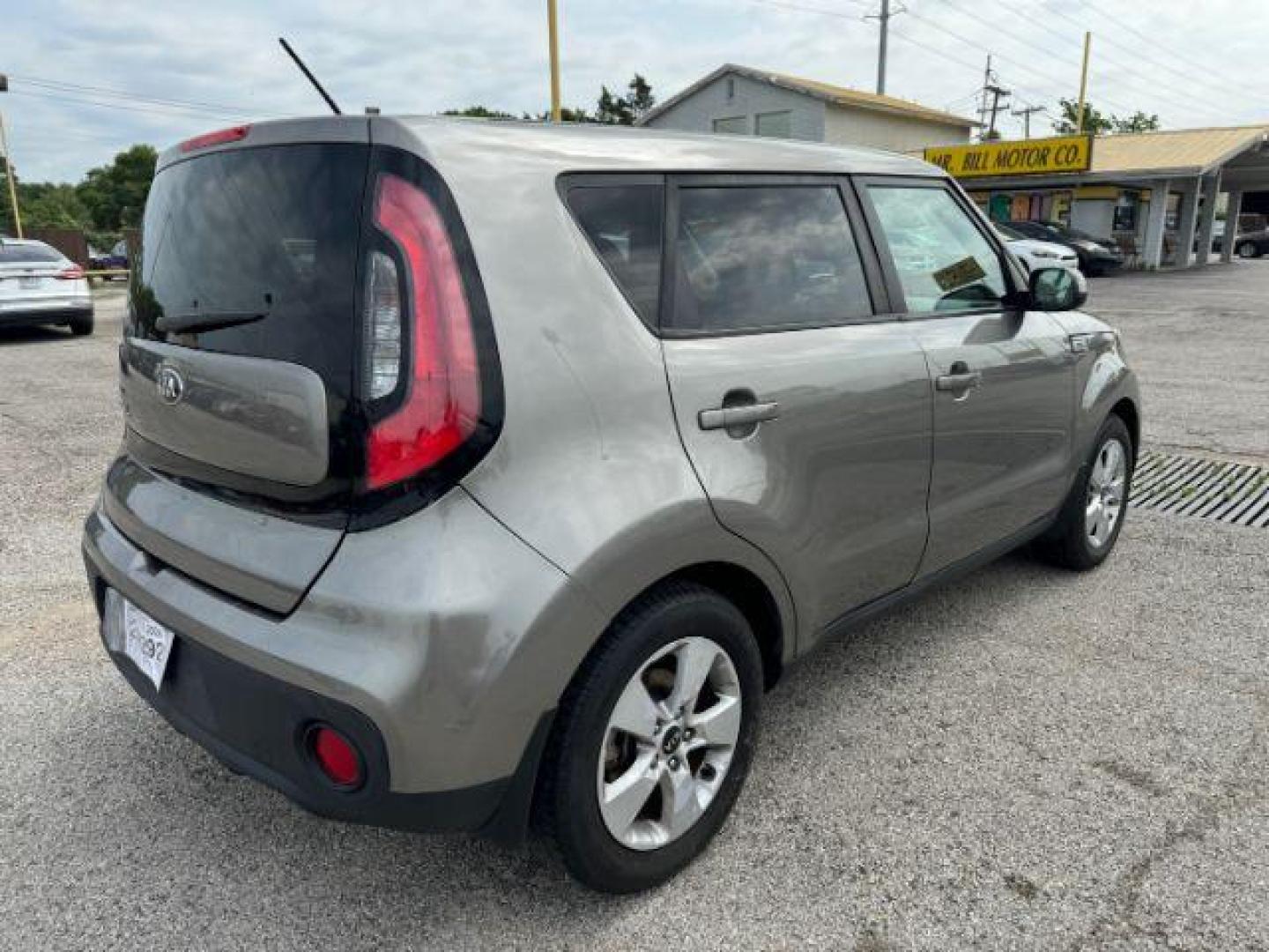 2018 GRAY Kia Soul Base 6A (KNDJN2A27J7) with an 1.6L L4 DOHC 16V engine, 6-Speed Automatic transmission, located at 2715 W Pioneer Pkwy, Arlington, TX, 76013, (817) 265-9009, 32.710262, -97.153236 - Photo#7