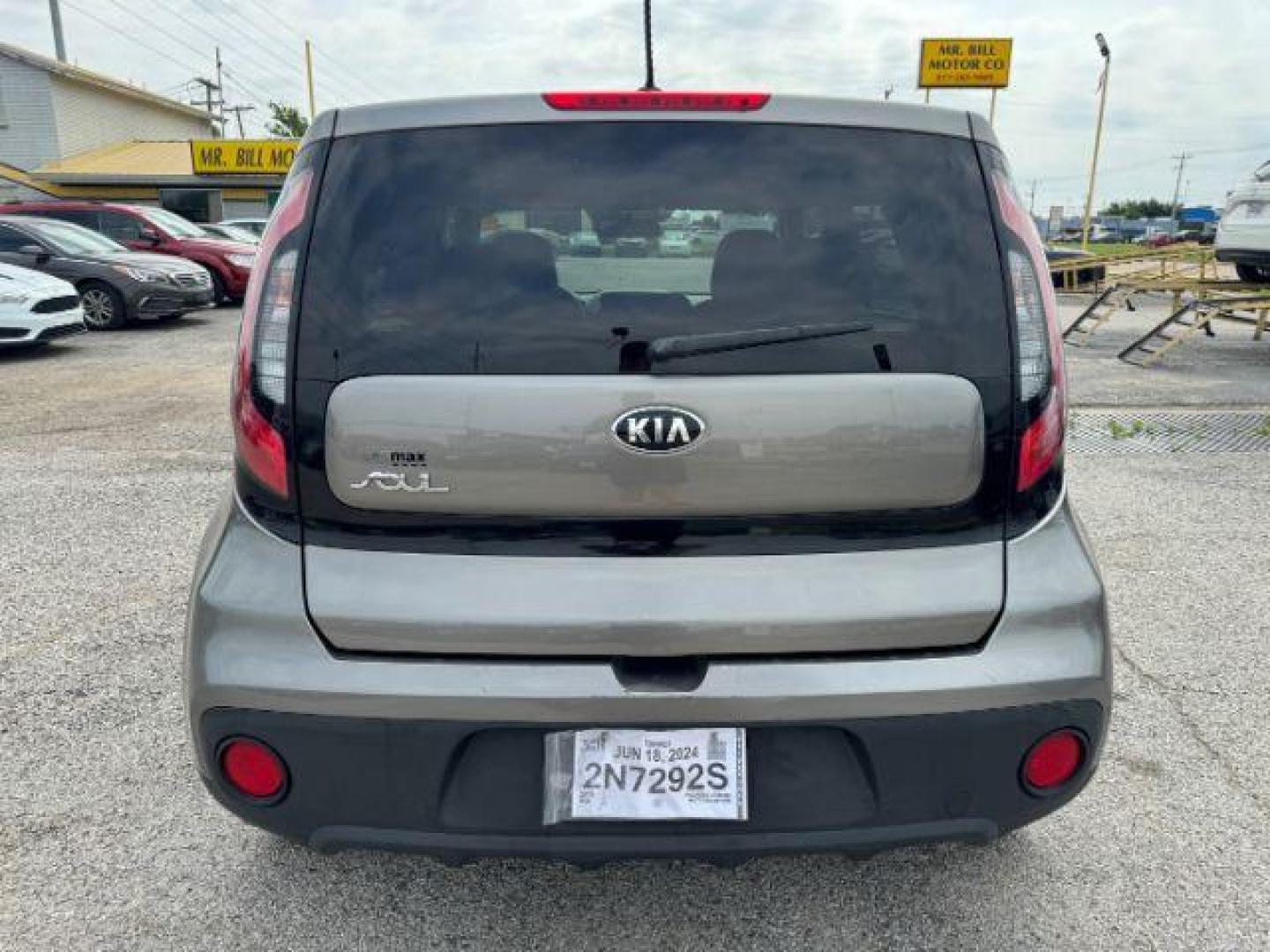 2018 GRAY Kia Soul Base 6A (KNDJN2A27J7) with an 1.6L L4 DOHC 16V engine, 6-Speed Automatic transmission, located at 2715 W Pioneer Pkwy, Arlington, TX, 76013, (817) 265-9009, 32.710262, -97.153236 - Photo#8