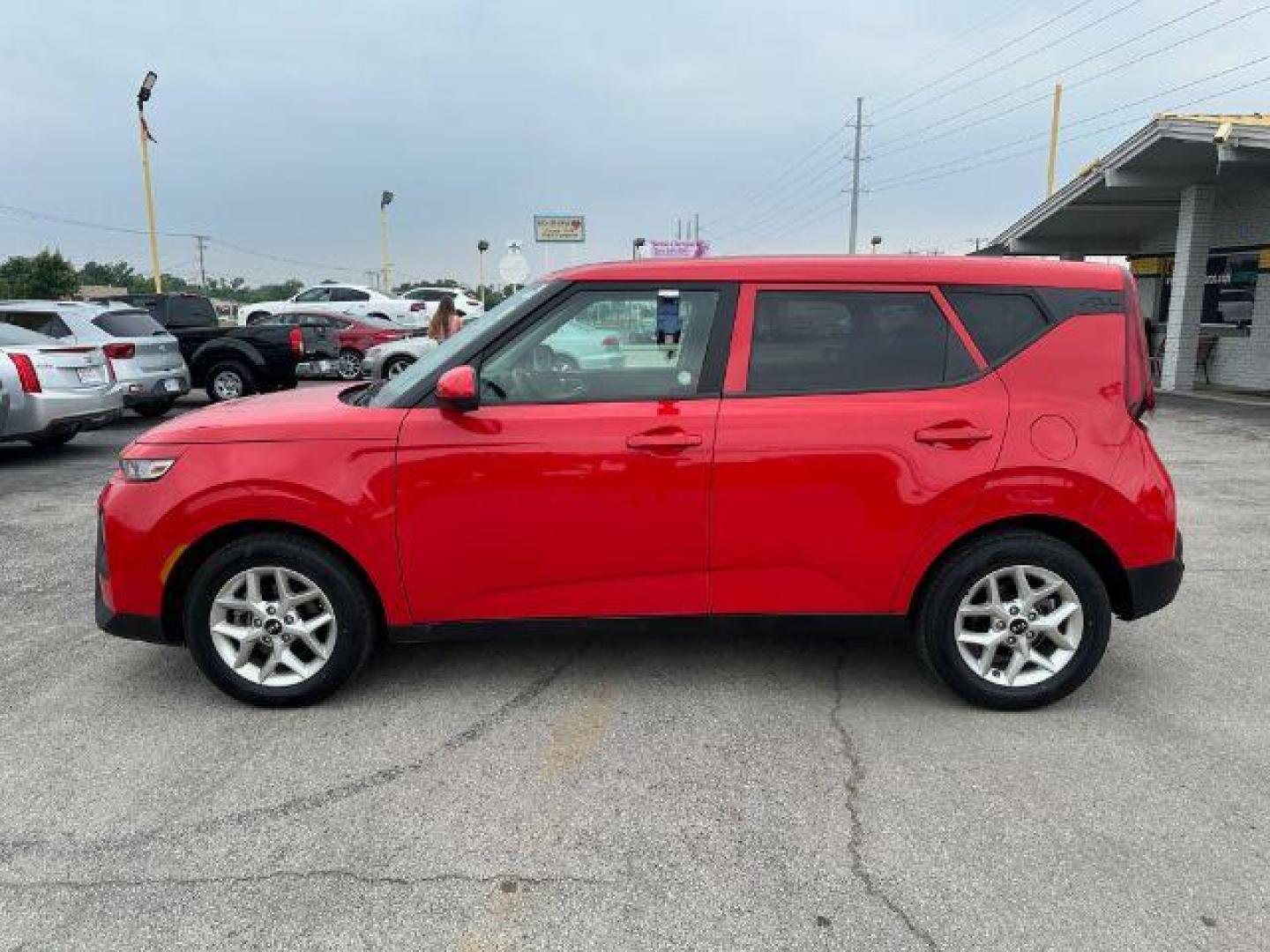 2021 RED Kia Soul S (KNDJ23AU2M7) with an 2.0L L4 DOHC 16V engine, Continuously Variable Transmission transmission, located at 2715 W Pioneer Pkwy, Arlington, TX, 76013, (817) 265-9009, 32.710262, -97.153236 - Photo#2