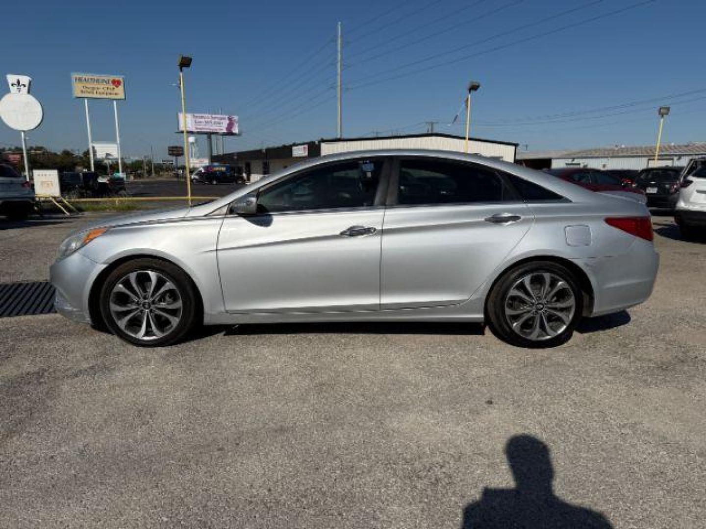 2013 SILVER Hyundai Sonata Limited Auto (5NPEC4AB4DH) with an 2.0L L4 DOHC 16V engine, 6-Speed Automatic transmission, located at 2715 W Pioneer Pkwy, Arlington, TX, 76013, (817) 265-9009, 32.710262, -97.153236 - Photo#2