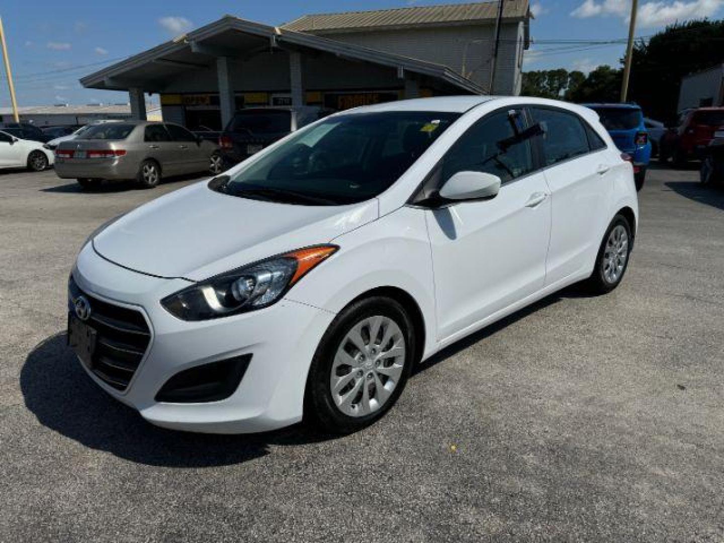 2017 WHITE Hyundai Elantra GT A/T (KMHD35LH8HU) with an 2.0L L4 16V DOHC engine, 6-Speed Automatic transmission, located at 2715 W Pioneer Pkwy, Arlington, TX, 76013, (817) 265-9009, 32.710262, -97.153236 - Photo#3