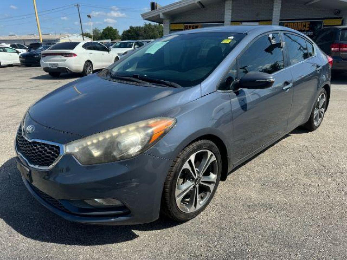 2015 GRAY Kia Forte EX (KNAFX4A83F5) with an 2.0L L4 DOHC 16V engine, 6-Speed Automatic transmission, located at 2715 W Pioneer Pkwy, Arlington, TX, 76013, (817) 265-9009, 32.710262, -97.153236 - Photo#3