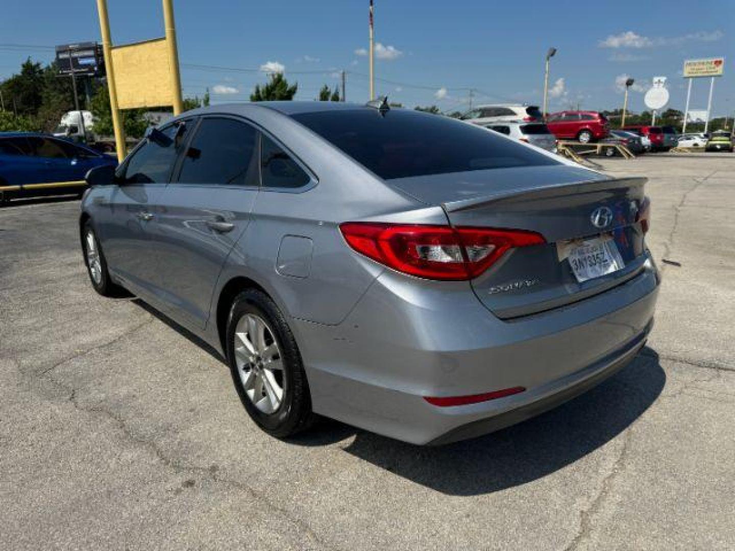 2017 SILVER Hyundai Sonata SE (5NPE24AF8HH) with an 2.4L L4 DOHC 16V engine, 7-Speed Automatic transmission, located at 2715 W Pioneer Pkwy, Arlington, TX, 76013, (817) 265-9009, 32.710262, -97.153236 - Photo#9