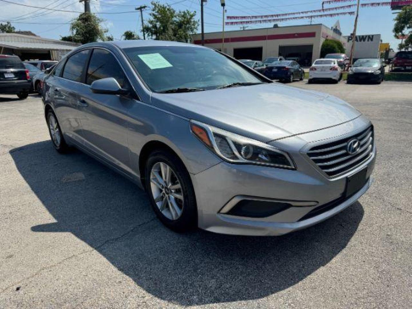 2017 SILVER Hyundai Sonata SE (5NPE24AF8HH) with an 2.4L L4 DOHC 16V engine, 7-Speed Automatic transmission, located at 2715 W Pioneer Pkwy, Arlington, TX, 76013, (817) 265-9009, 32.710262, -97.153236 - Photo#5