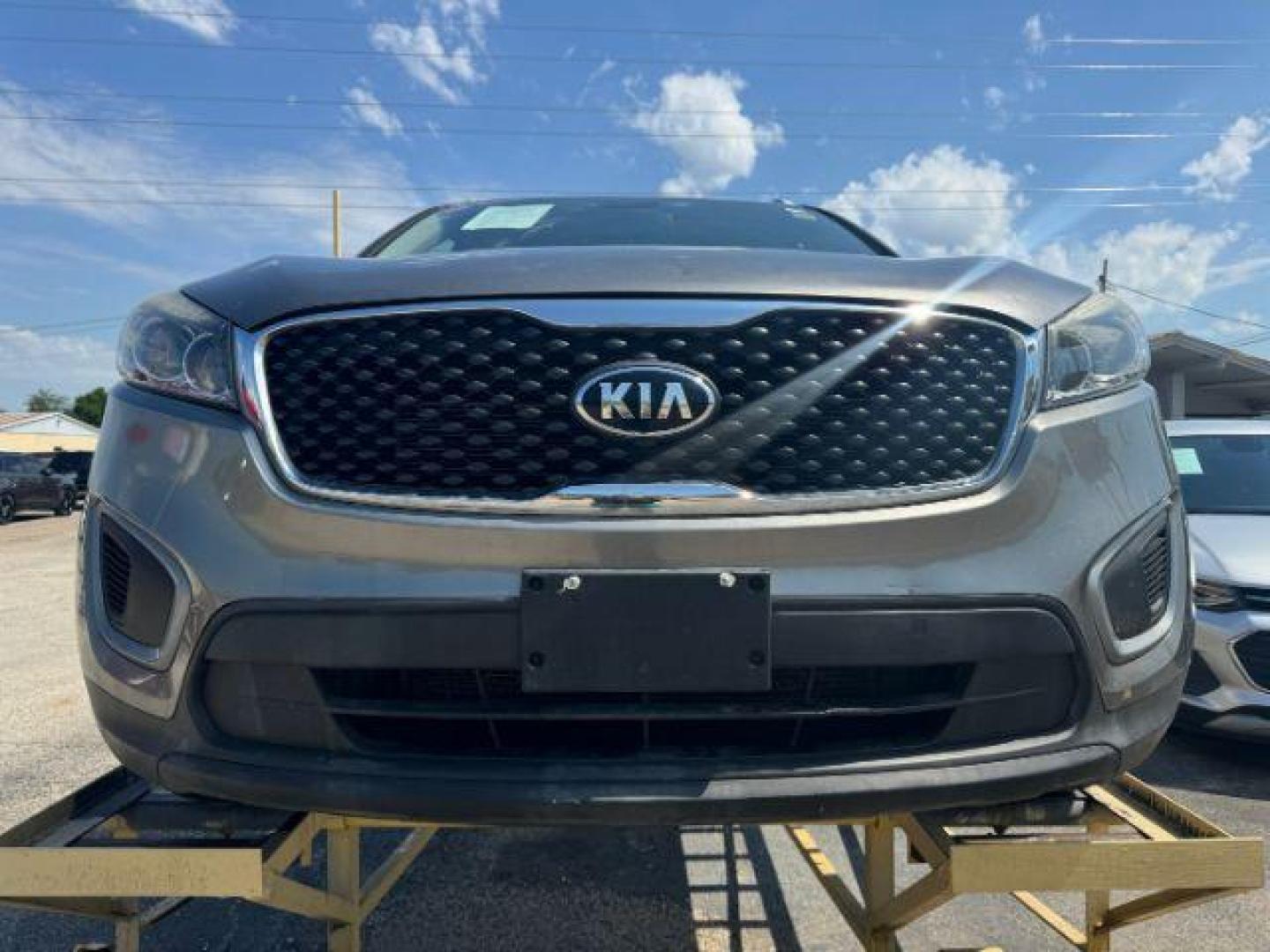 2016 GRAY Kia Sorento LX 2WD (5XYPG4A39GG) with an 2.4L L4 DOHC 16V engine, 6-Speed Automatic transmission, located at 2715 W Pioneer Pkwy, Arlington, TX, 76013, (817) 265-9009, 32.710262, -97.153236 - Photo#4