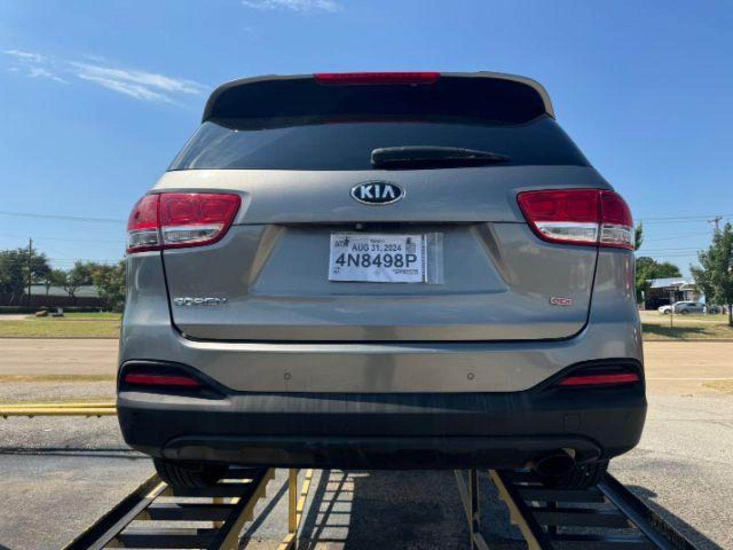 2016 GRAY Kia Sorento LX 2WD (5XYPG4A39GG) with an 2.4L L4 DOHC 16V engine, 6-Speed Automatic transmission, located at 2715 W Pioneer Pkwy, Arlington, TX, 76013, (817) 265-9009, 32.710262, -97.153236 - Photo#7