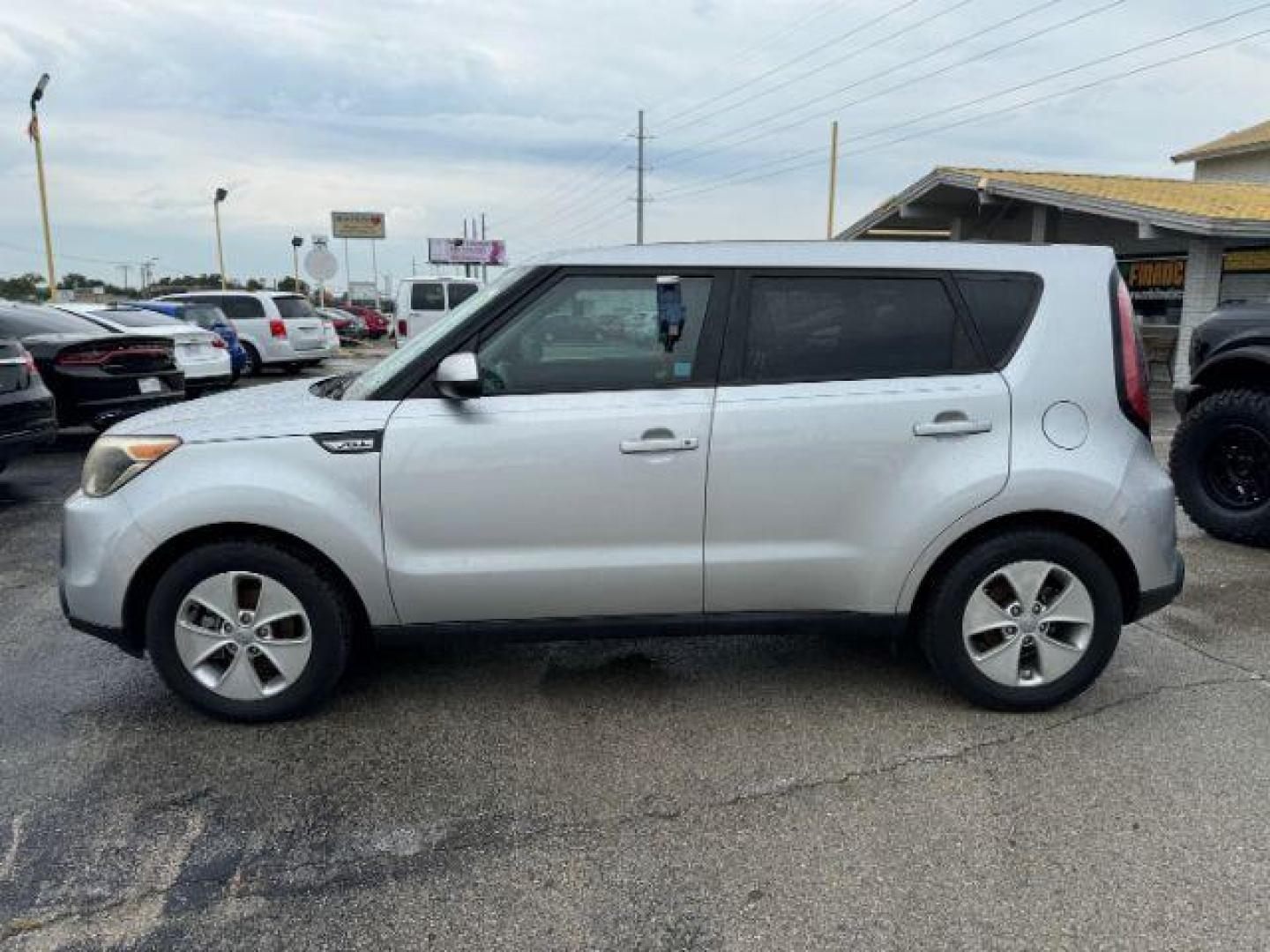 2015 SILVER Kia Soul Base (KNDJN2A2XF7) with an 1.6L L4 DOHC 16V engine, located at 2715 W Pioneer Pkwy, Arlington, TX, 76013, (817) 265-9009, 32.710262, -97.153236 - Photo#1