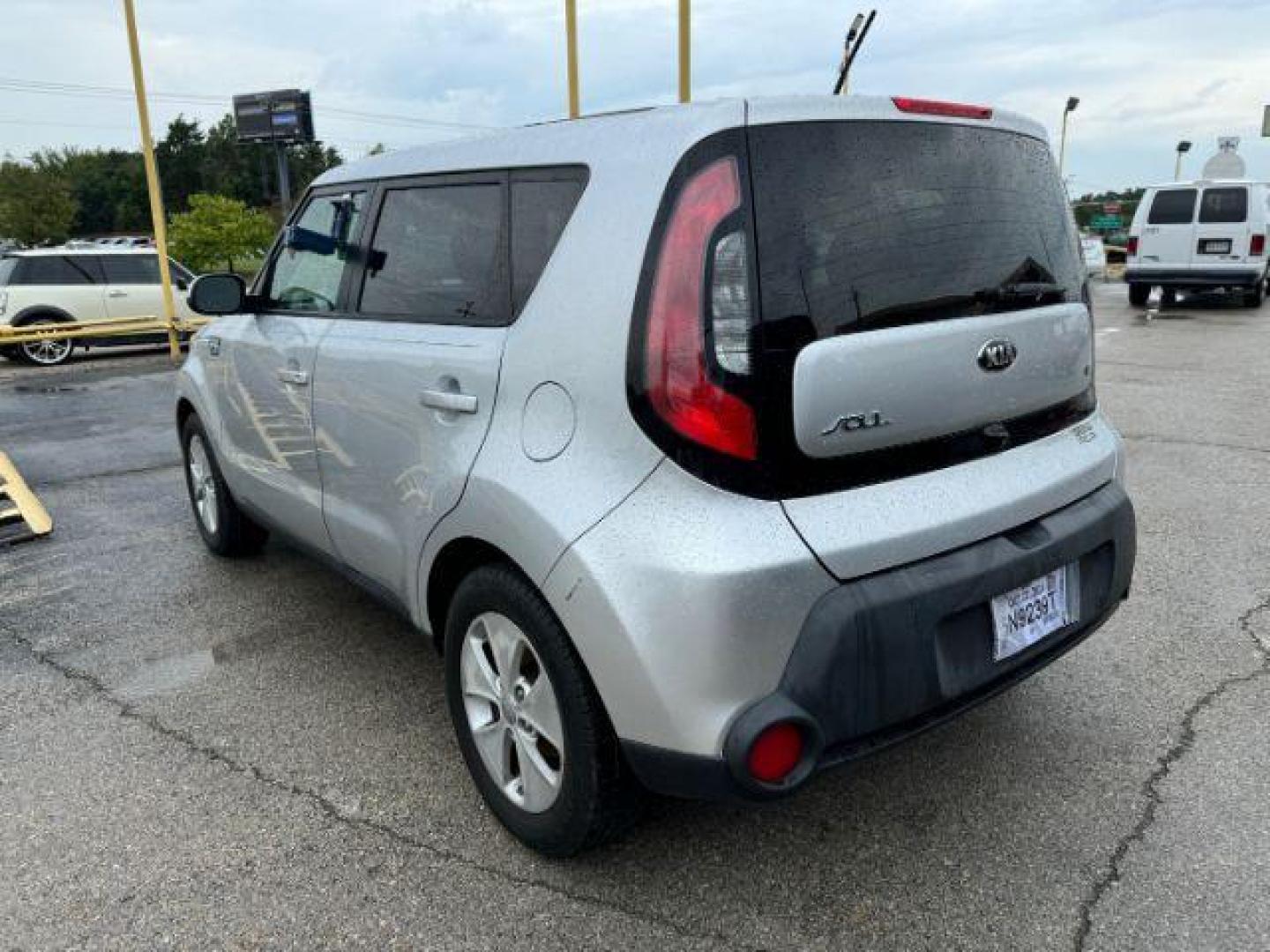 2015 SILVER Kia Soul Base (KNDJN2A2XF7) with an 1.6L L4 DOHC 16V engine, located at 2715 W Pioneer Pkwy, Arlington, TX, 76013, (817) 265-9009, 32.710262, -97.153236 - Photo#8