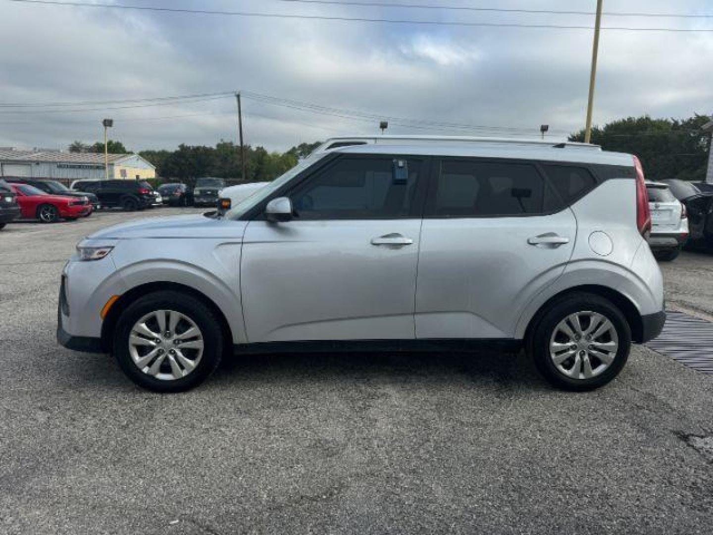 2020 SILVER Kia Soul LX CVT (KNDJ23AU4L7) with an 2.0L L4 DOHC 16V engine, Continuously Variable Transmission transmission, located at 2715 W Pioneer Pkwy, Arlington, TX, 76013, (817) 265-9009, 32.710262, -97.153236 - Photo#2