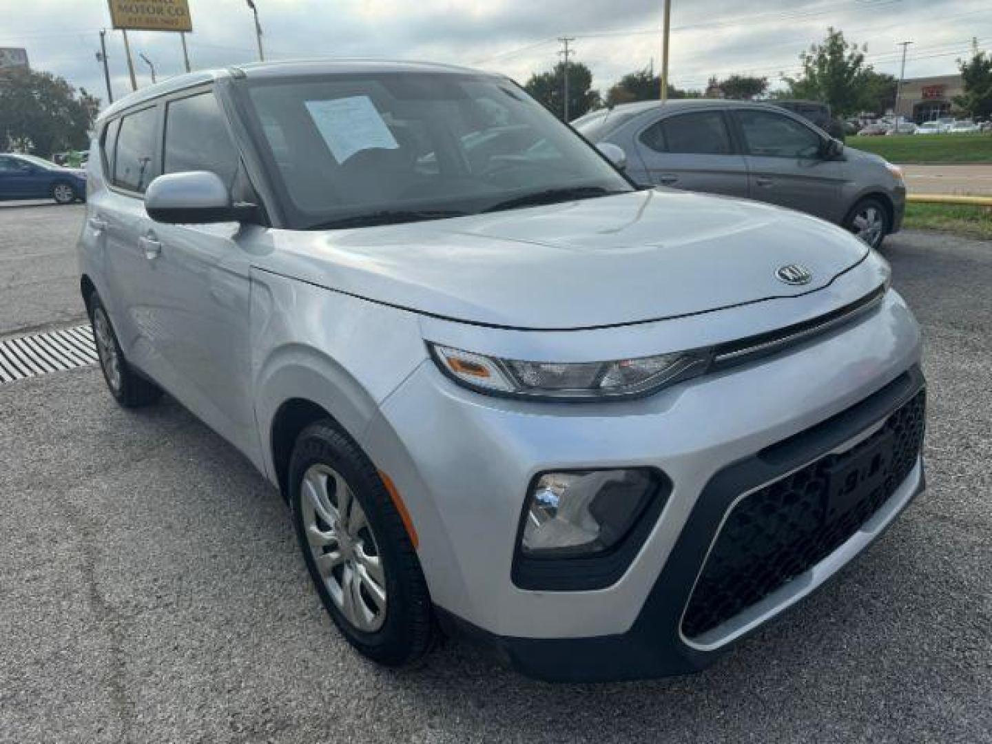 2020 SILVER Kia Soul LX CVT (KNDJ23AU4L7) with an 2.0L L4 DOHC 16V engine, Continuously Variable Transmission transmission, located at 2715 W Pioneer Pkwy, Arlington, TX, 76013, (817) 265-9009, 32.710262, -97.153236 - Photo#5