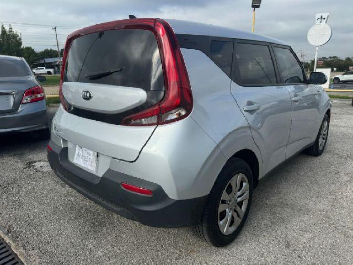 2020 SILVER Kia Soul LX CVT (KNDJ23AU4L7) with an 2.0L L4 DOHC 16V engine, Continuously Variable Transmission transmission, located at 2715 W Pioneer Pkwy, Arlington, TX, 76013, (817) 265-9009, 32.710262, -97.153236 - Photo#6