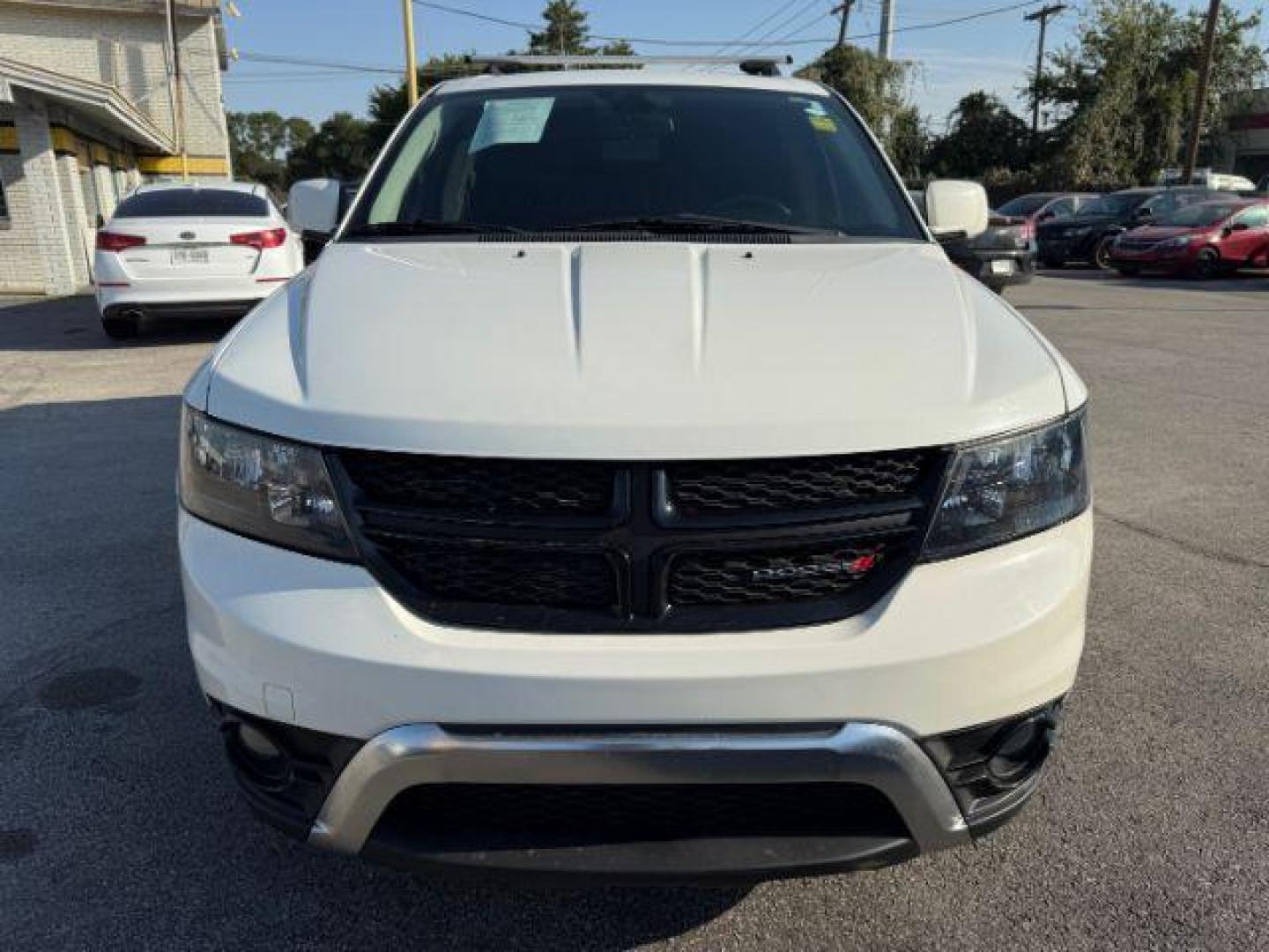 2018 WHITE Dodge Journey Crossroad FWD (3C4PDCGG4JT) with an 3.6L V6 DOHC 24V engine, 4-Speed Automatic transmission, located at 2715 W Pioneer Pkwy, Arlington, TX, 76013, (817) 265-9009, 32.710262, -97.153236 - Photo#4