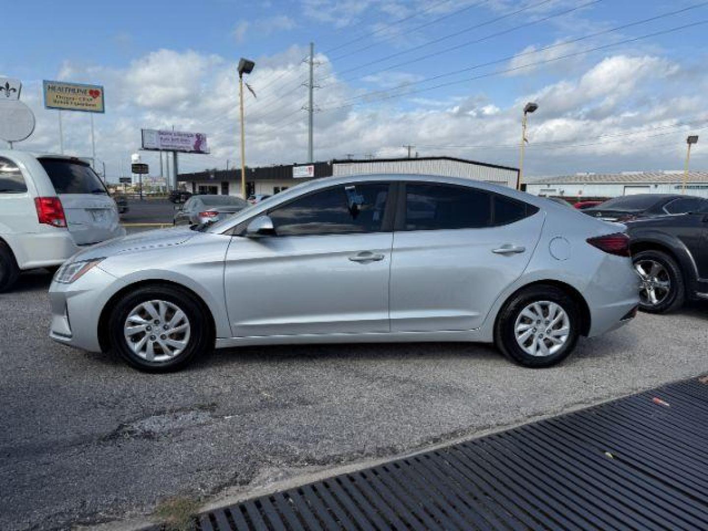 2019 SILVER Hyundai Elantra SE 6AT (5NPD74LFXKH) with an 1.8L L4 DOHC 16V engine, 6-Speed Automatic transmission, located at 2715 W Pioneer Pkwy, Arlington, TX, 76013, (817) 265-9009, 32.710262, -97.153236 - Photo#2