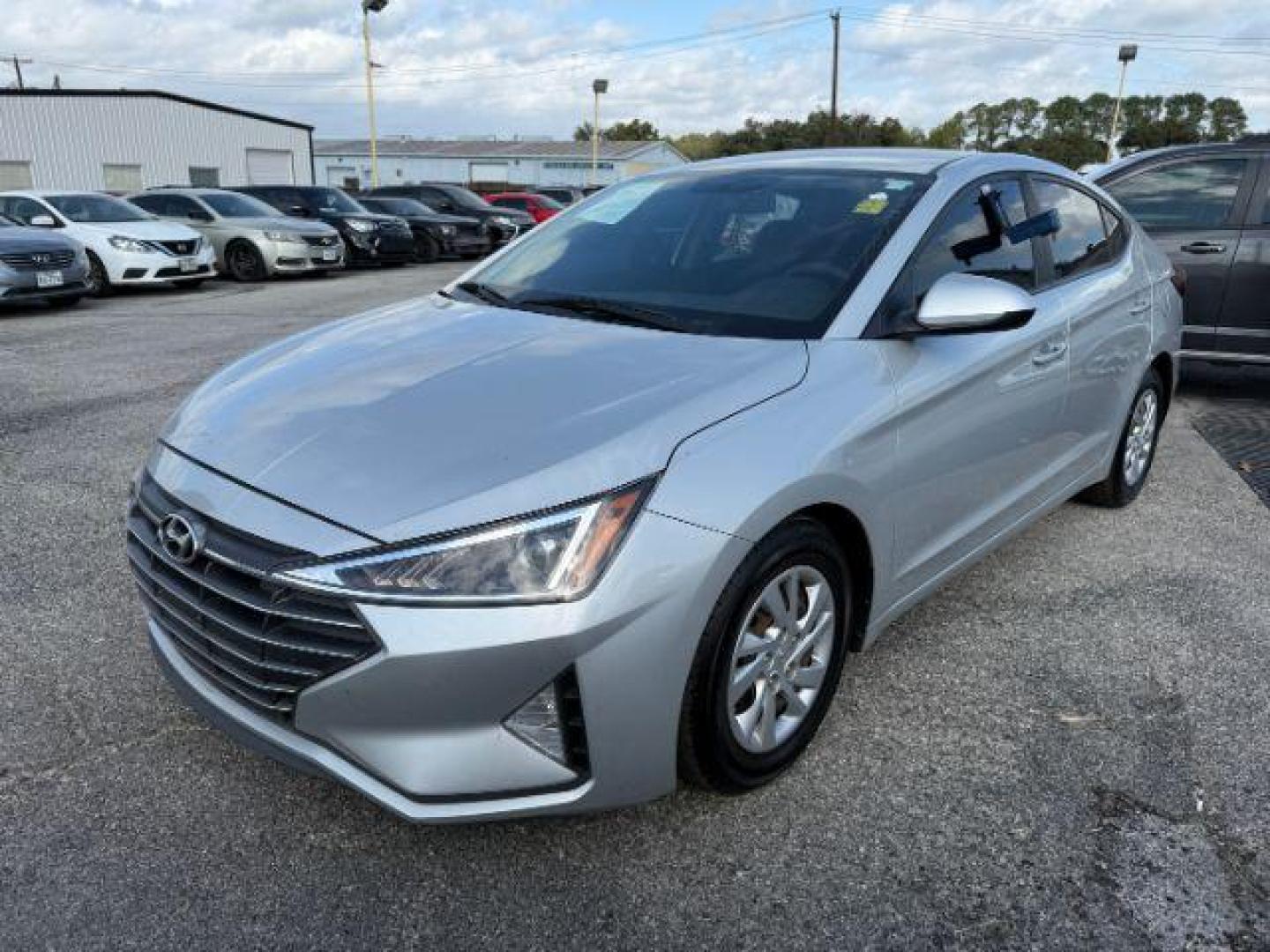 2019 SILVER Hyundai Elantra SE 6AT (5NPD74LFXKH) with an 1.8L L4 DOHC 16V engine, 6-Speed Automatic transmission, located at 2715 W Pioneer Pkwy, Arlington, TX, 76013, (817) 265-9009, 32.710262, -97.153236 - Photo#3