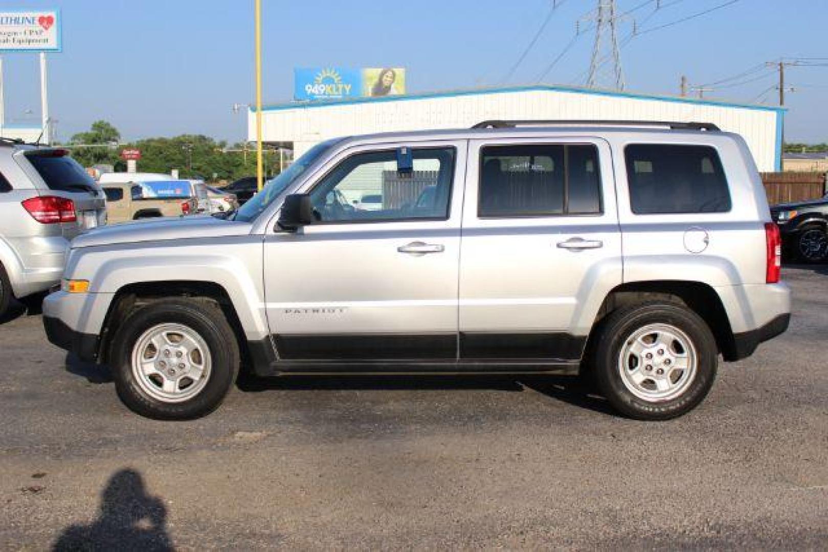 2015 SILVER Jeep Patriot Sport 4WD (1C4NJRBB7FD) with an 2.4L L4 DOHC 16V engine, located at 2715 W Pioneer Pkwy, Arlington, TX, 76013, (817) 265-9009, 32.710262, -97.153236 - Photo#1