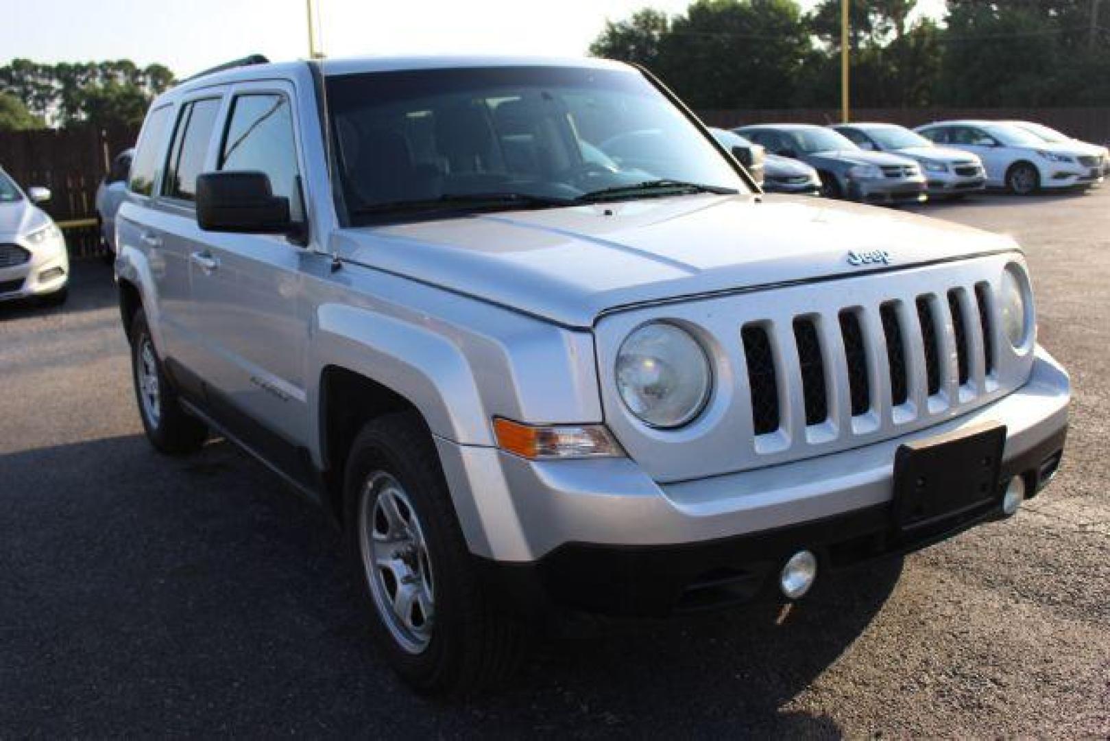 2015 SILVER Jeep Patriot Sport 4WD (1C4NJRBB7FD) with an 2.4L L4 DOHC 16V engine, located at 2715 W Pioneer Pkwy, Arlington, TX, 76013, (817) 265-9009, 32.710262, -97.153236 - Photo#4