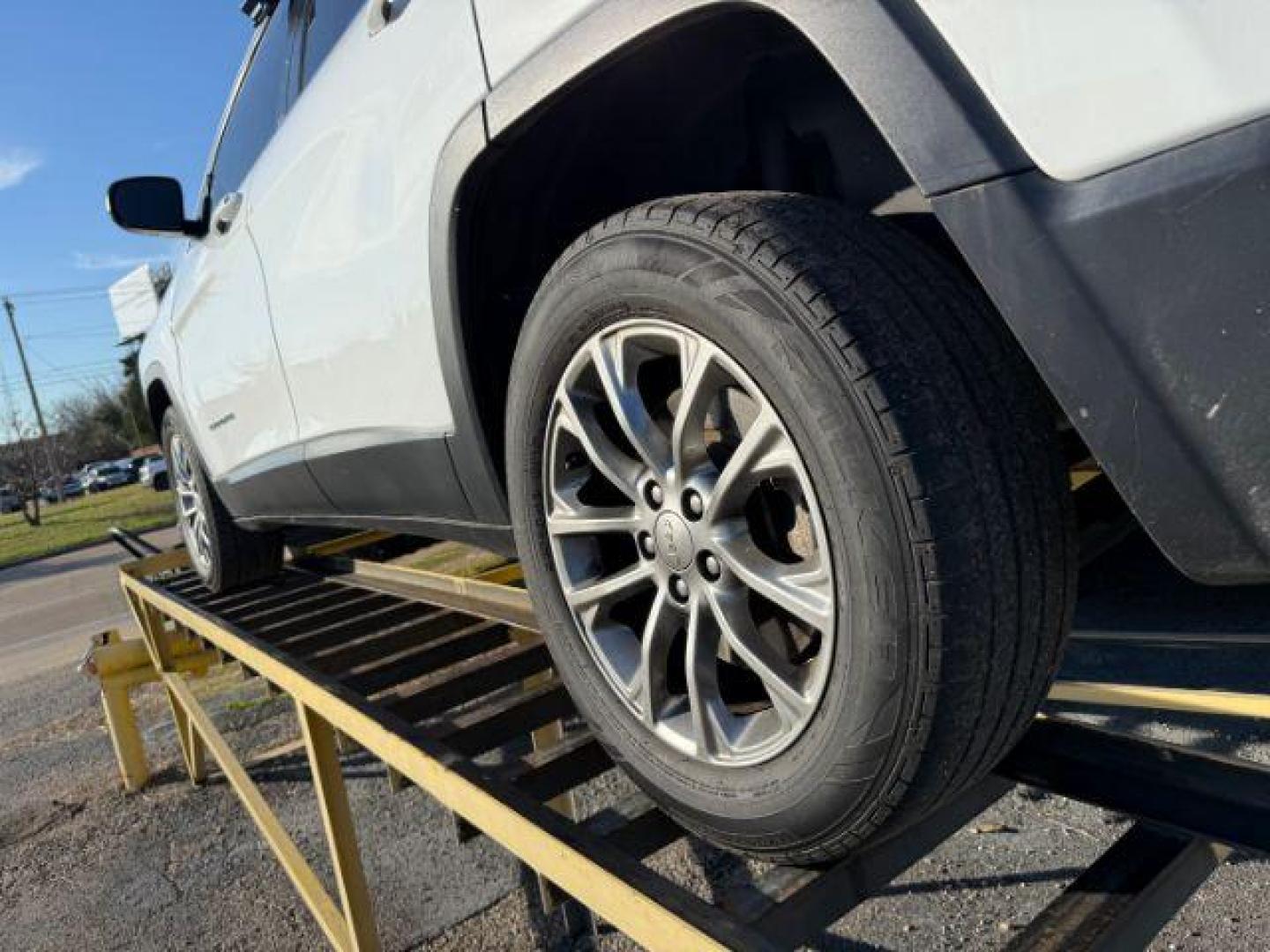 2019 WHITE Jeep Cherokee Latitude Plus FWD (1C4PJLLX0KD) with an 3.2L V6 DOHC 24V engine, 9-Speed Automatic transmission, located at 2715 W Pioneer Pkwy, Arlington, TX, 76013, (817) 265-9009, 32.710262, -97.153236 - Photo#9