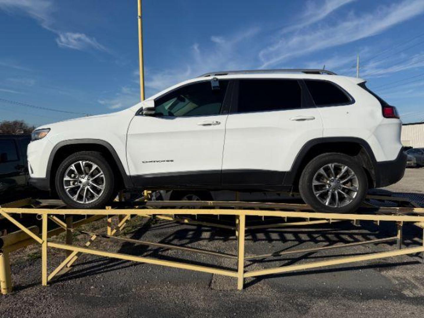 2019 WHITE Jeep Cherokee Latitude Plus FWD (1C4PJLLX0KD) with an 3.2L V6 DOHC 24V engine, 9-Speed Automatic transmission, located at 2715 W Pioneer Pkwy, Arlington, TX, 76013, (817) 265-9009, 32.710262, -97.153236 - Photo#2