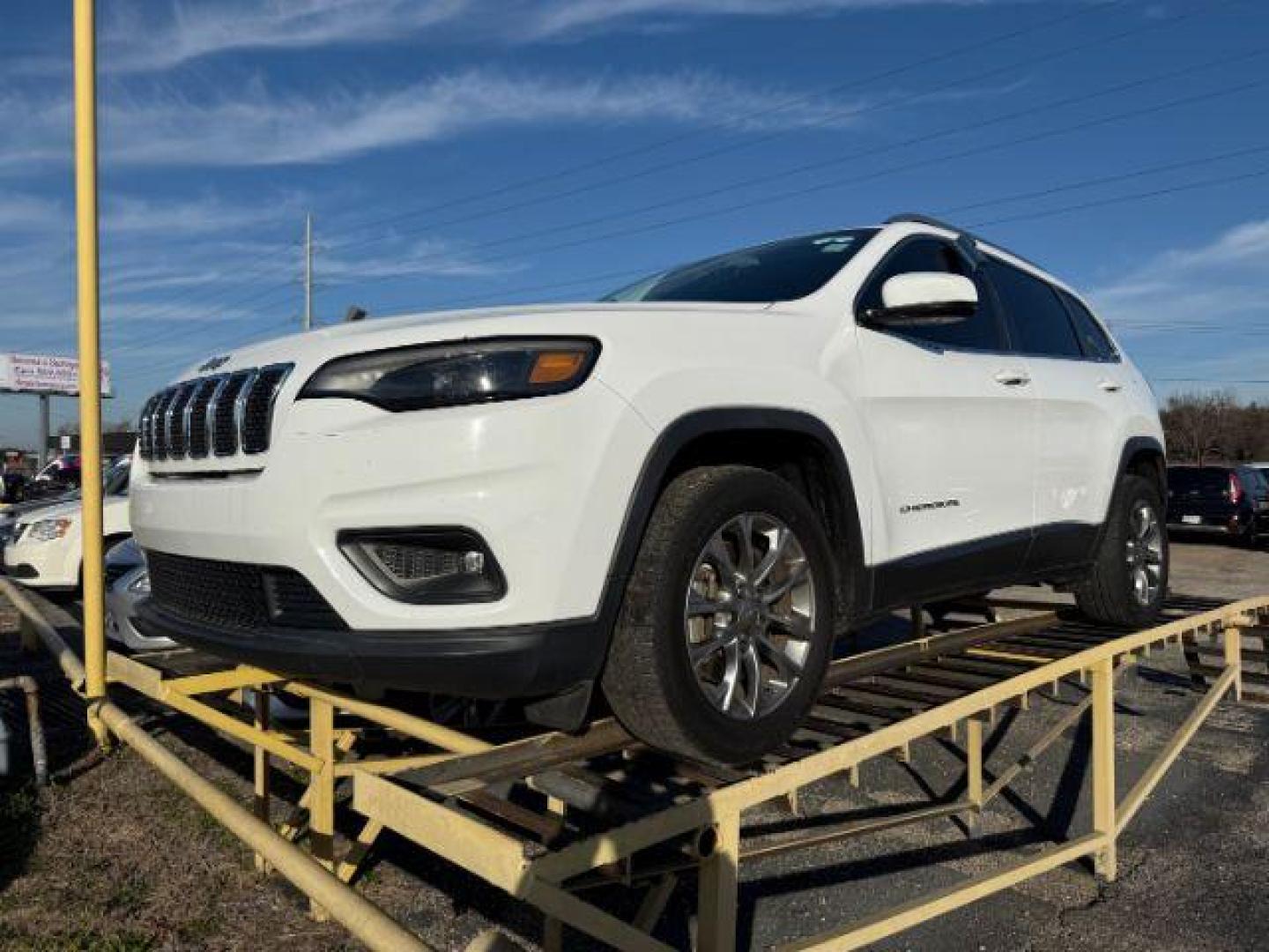 2019 WHITE Jeep Cherokee Latitude Plus FWD (1C4PJLLX0KD) with an 3.2L V6 DOHC 24V engine, 9-Speed Automatic transmission, located at 2715 W Pioneer Pkwy, Arlington, TX, 76013, (817) 265-9009, 32.710262, -97.153236 - Photo#3