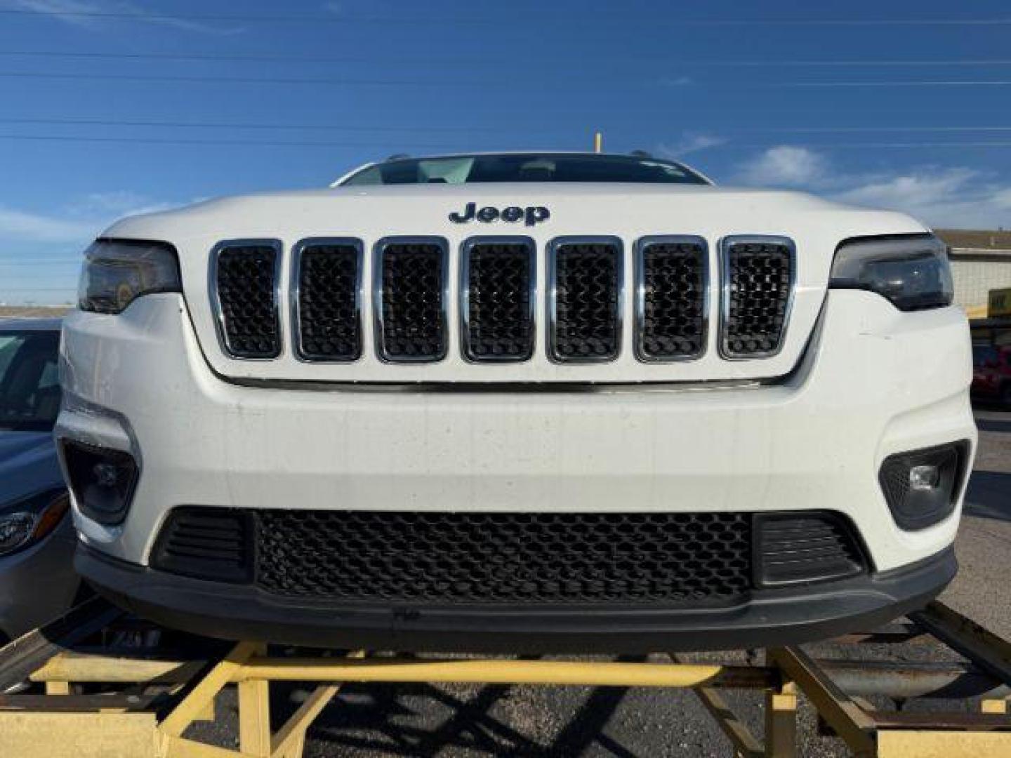 2019 WHITE Jeep Cherokee Latitude Plus FWD (1C4PJLLX0KD) with an 3.2L V6 DOHC 24V engine, 9-Speed Automatic transmission, located at 2715 W Pioneer Pkwy, Arlington, TX, 76013, (817) 265-9009, 32.710262, -97.153236 - Photo#4