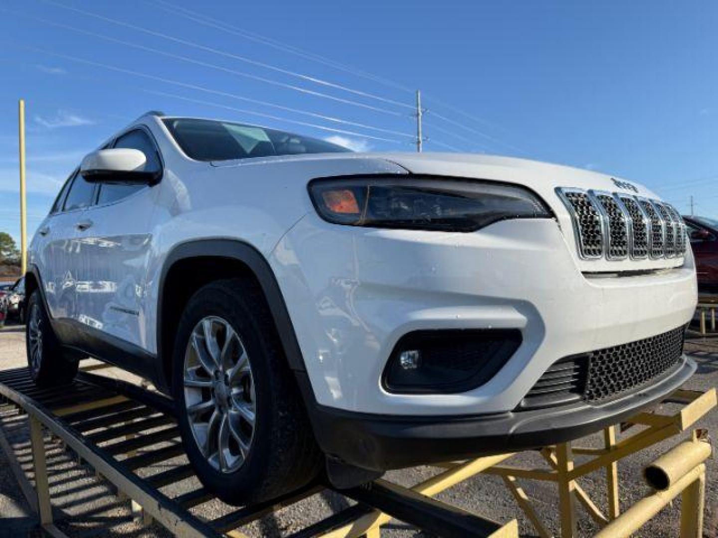 2019 WHITE Jeep Cherokee Latitude Plus FWD (1C4PJLLX0KD) with an 3.2L V6 DOHC 24V engine, 9-Speed Automatic transmission, located at 2715 W Pioneer Pkwy, Arlington, TX, 76013, (817) 265-9009, 32.710262, -97.153236 - Photo#5